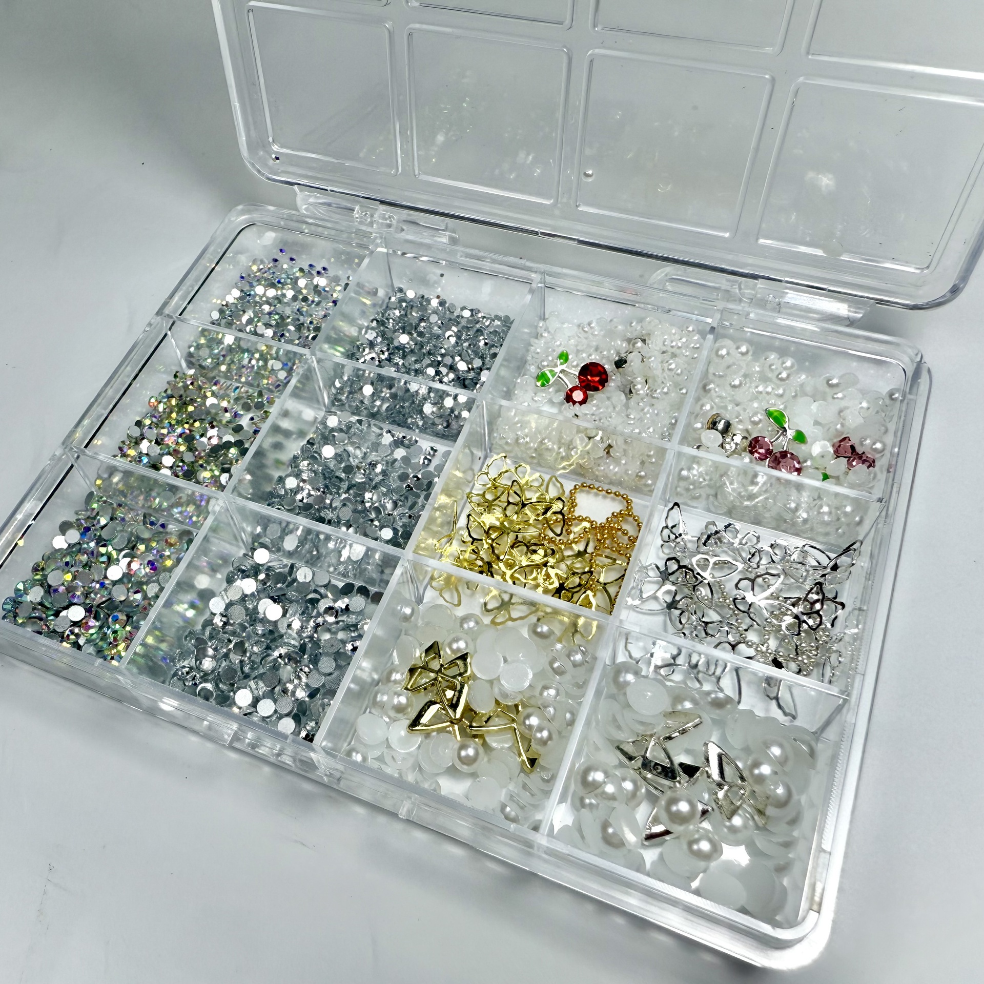 Körömdíszítő mix boxban - strasszkövekkel, gyöngyökkel