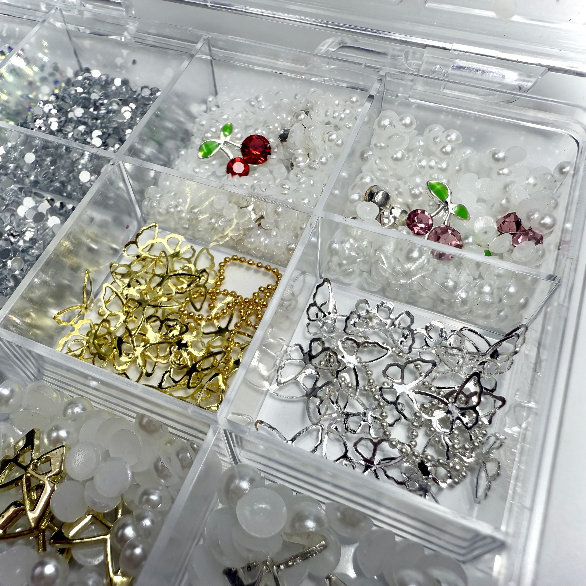 Körömdíszítő mix boxban - strasszkövekkel, gyöngyökkel